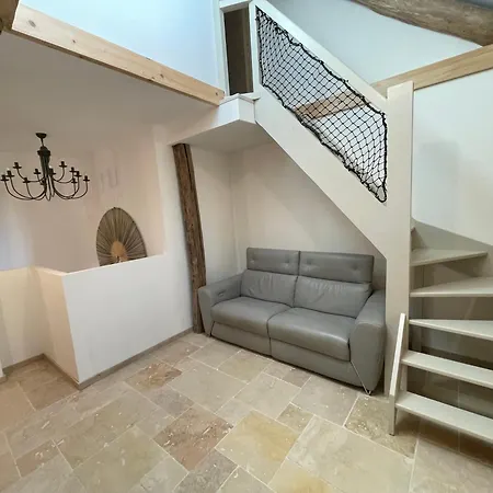 Les Pierres Seches, La Combe D'esteve, Nyaraló