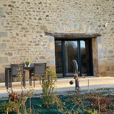 Les Pierres Seches, La Combe D'esteve, Nyaraló